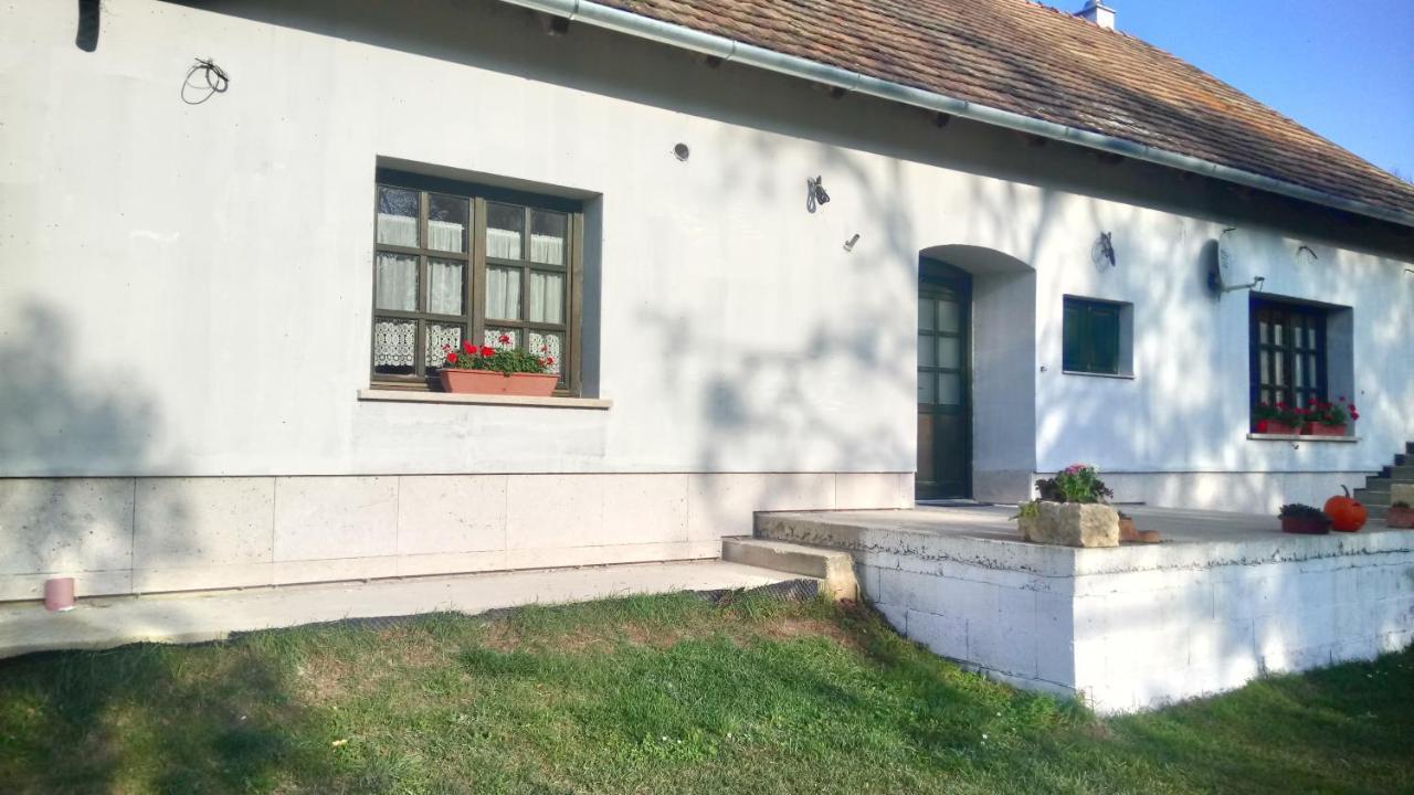 Отель Gerecse Vendeghaz Sutto Экстерьер фото